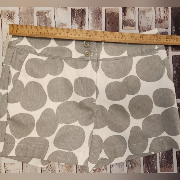 New York & Company Tailored Linen-Look Shorts – Cream/Gray Circle Print - Picture 7 of 8